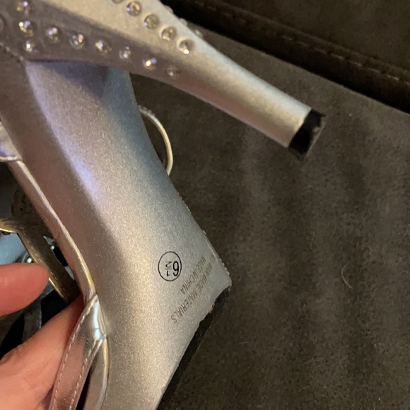 Lasonia, 3 1/2” silver sparkle heels, decorated with gems ✨✨✨size 6 1/2 - Picture 5 of 13